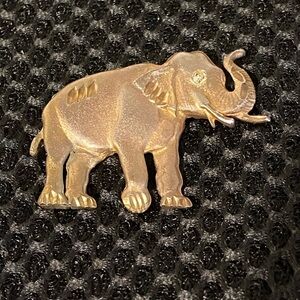 ELEPHANT BROOCH ELEGANT SATIN FINISH GOLD TONED METAL ANIMAL PIN Gift